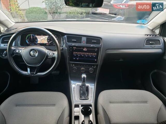 Серый Фольксваген e-Golf, объемом двигателя 0 л и пробегом 65 тыс. км за 13950 $, фото 60 на Automoto.ua