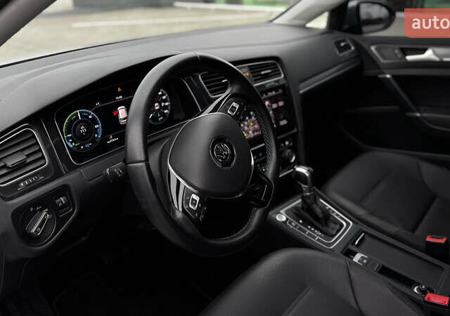 Серый Фольксваген e-Golf, объемом двигателя 0 л и пробегом 42 тыс. км за 14700 $, фото 8 на Automoto.ua