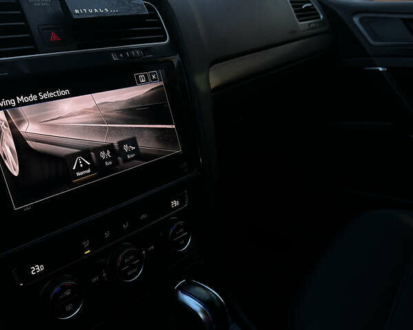 Серый Фольксваген e-Golf, объемом двигателя 0 л и пробегом 63 тыс. км за 14900 $, фото 16 на Automoto.ua