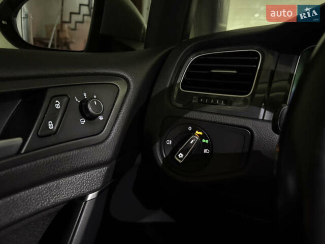 Серый Фольксваген e-Golf, объемом двигателя 0 л и пробегом 72 тыс. км за 13500 $, фото 23 на Automoto.ua