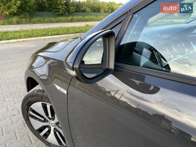 Серый Фольксваген e-Golf, объемом двигателя 0 л и пробегом 48 тыс. км за 14617 $, фото 7 на Automoto.ua