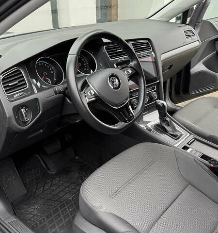 Серый Фольксваген e-Golf, объемом двигателя 0 л и пробегом 57 тыс. км за 14600 $, фото 11 на Automoto.ua