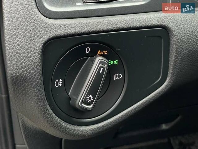 Серый Фольксваген e-Golf, объемом двигателя 0 л и пробегом 108 тыс. км за 13499 $, фото 38 на Automoto.ua