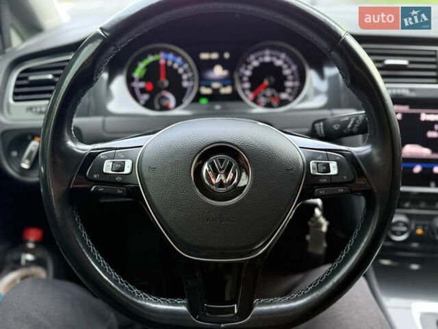 Серый Фольксваген e-Golf, объемом двигателя 0 л и пробегом 73 тыс. км за 14300 $, фото 10 на Automoto.ua