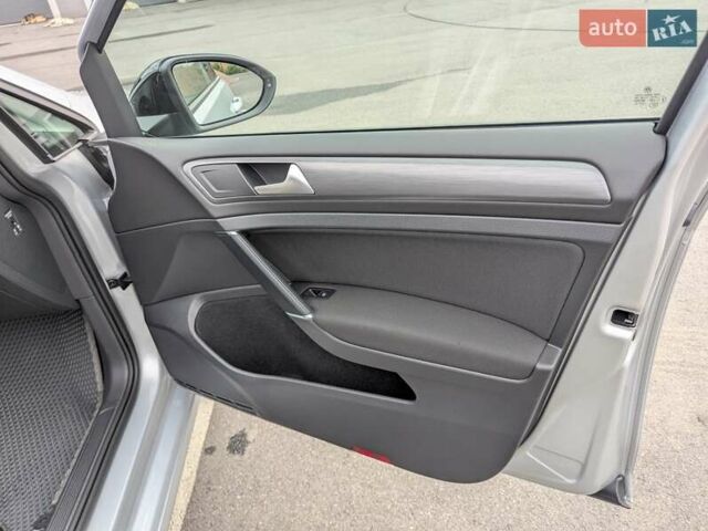 Серый Фольксваген e-Golf, объемом двигателя 0 л и пробегом 29 тыс. км за 14800 $, фото 41 на Automoto.ua