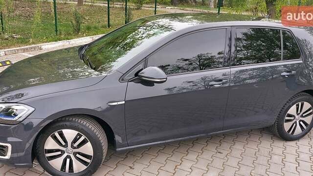 Серый Фольксваген e-Golf, объемом двигателя 0 л и пробегом 95 тыс. км за 14500 $, фото 3 на Automoto.ua