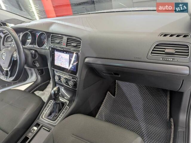 Серый Фольксваген e-Golf, объемом двигателя 0 л и пробегом 29 тыс. км за 14800 $, фото 43 на Automoto.ua