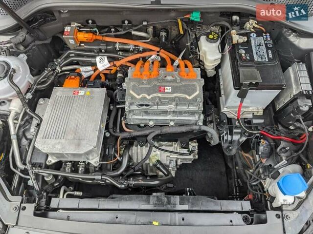 Серый Фольксваген e-Golf, объемом двигателя 0 л и пробегом 29 тыс. км за 14800 $, фото 53 на Automoto.ua