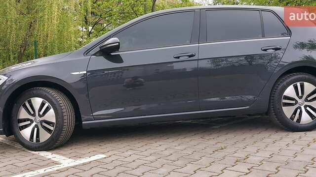 Серый Фольксваген e-Golf, объемом двигателя 0 л и пробегом 95 тыс. км за 14500 $, фото 4 на Automoto.ua