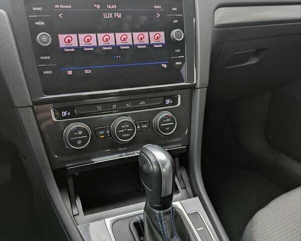 Серый Фольксваген e-Golf, объемом двигателя 0 л и пробегом 77 тыс. км за 14600 $, фото 15 на Automoto.ua