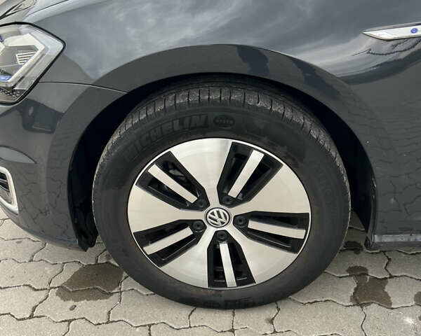 Серый Фольксваген e-Golf, объемом двигателя 0 л и пробегом 45 тыс. км за 14800 $, фото 24 на Automoto.ua