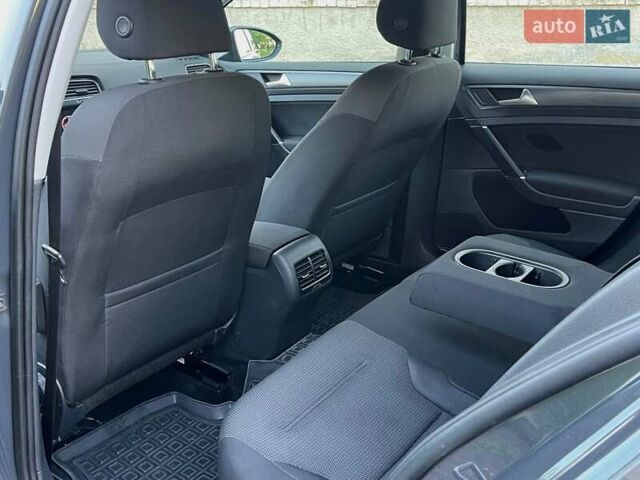 Серый Фольксваген e-Golf, объемом двигателя 0 л и пробегом 62 тыс. км за 14300 $, фото 30 на Automoto.ua