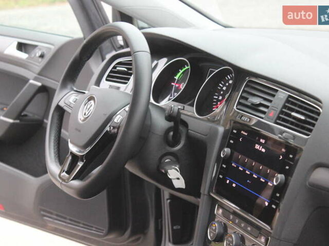 Серый Фольксваген e-Golf, объемом двигателя 0 л и пробегом 65 тыс. км за 13999 $, фото 27 на Automoto.ua