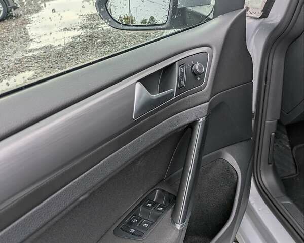 Серый Фольксваген e-Golf, объемом двигателя 0 л и пробегом 77 тыс. км за 14600 $, фото 8 на Automoto.ua