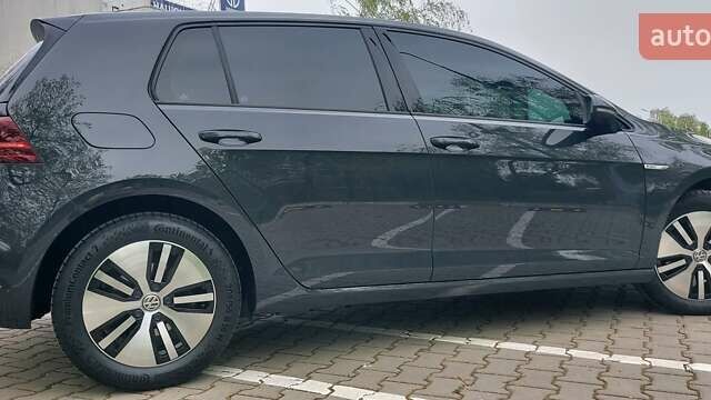 Серый Фольксваген e-Golf, объемом двигателя 0 л и пробегом 95 тыс. км за 14500 $, фото 8 на Automoto.ua