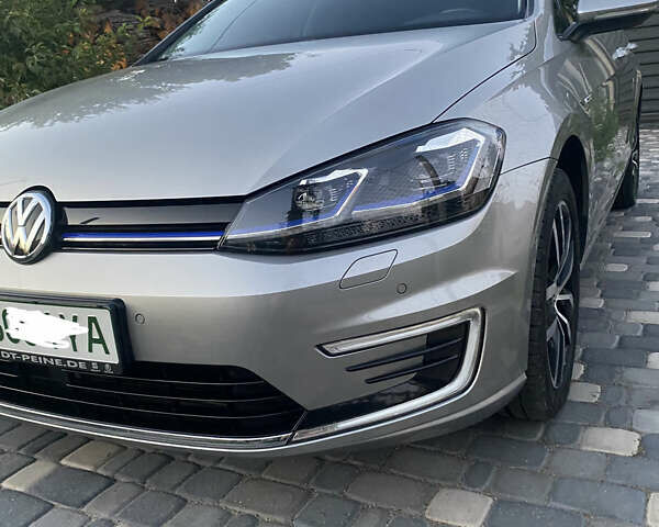 Серый Фольксваген e-Golf, объемом двигателя 0 л и пробегом 70 тыс. км за 14700 $, фото 48 на Automoto.ua