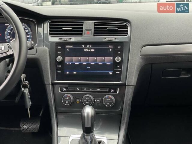 Серый Фольксваген e-Golf, объемом двигателя 0 л и пробегом 108 тыс. км за 13499 $, фото 35 на Automoto.ua