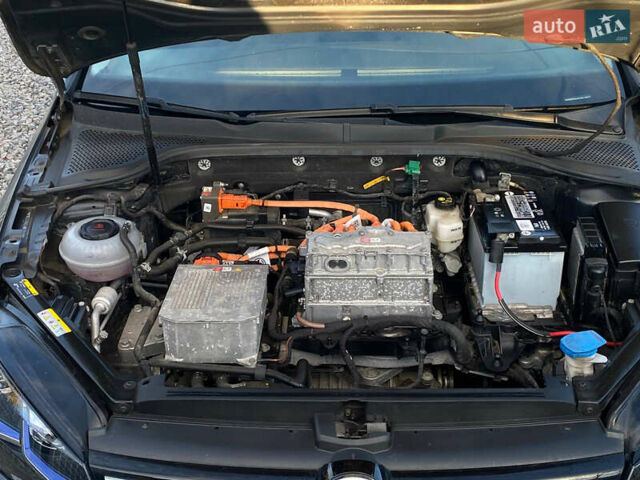 Серый Фольксваген e-Golf, объемом двигателя 0 л и пробегом 157 тыс. км за 12499 $, фото 70 на Automoto.ua