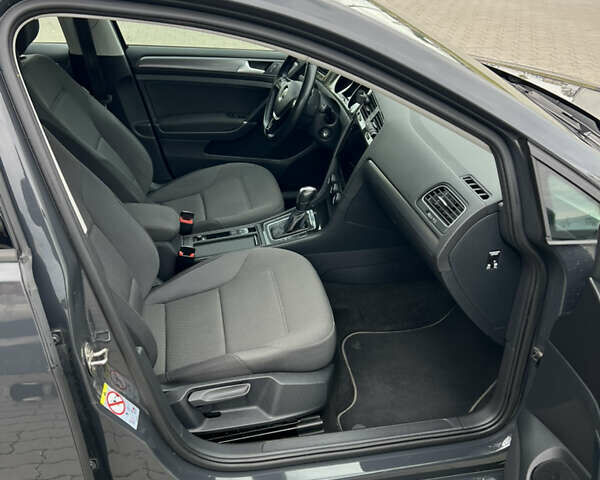 Серый Фольксваген e-Golf, объемом двигателя 0 л и пробегом 45 тыс. км за 14800 $, фото 45 на Automoto.ua
