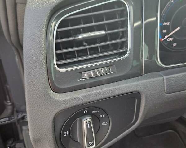 Серый Фольксваген e-Golf, объемом двигателя 0 л и пробегом 54 тыс. км за 16500 $, фото 30 на Automoto.ua