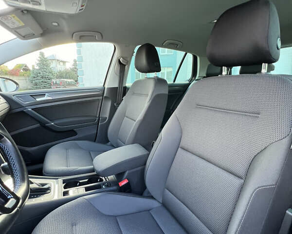 Серый Фольксваген e-Golf, объемом двигателя 0 л и пробегом 52 тыс. км за 16300 $, фото 15 на Automoto.ua