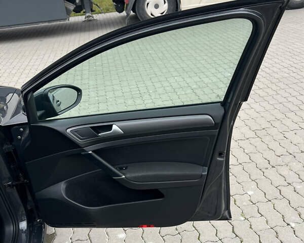 Серый Фольксваген e-Golf, объемом двигателя 0 л и пробегом 45 тыс. км за 14800 $, фото 44 на Automoto.ua