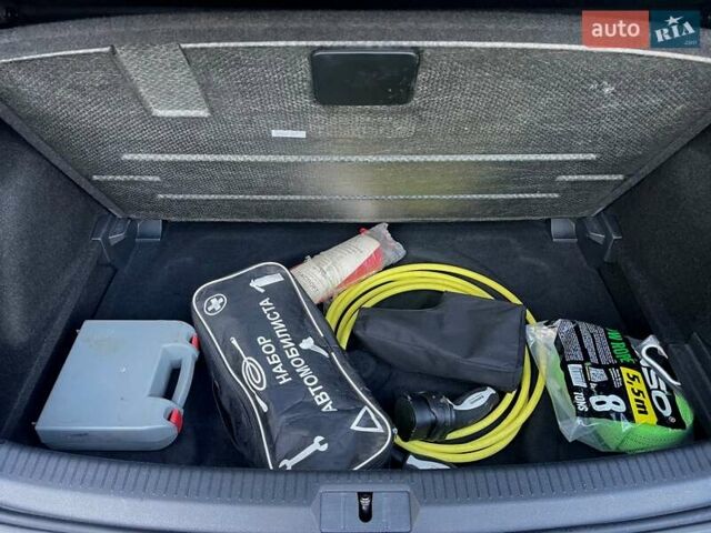 Серый Фольксваген e-Golf, объемом двигателя 0 л и пробегом 62 тыс. км за 14300 $, фото 34 на Automoto.ua