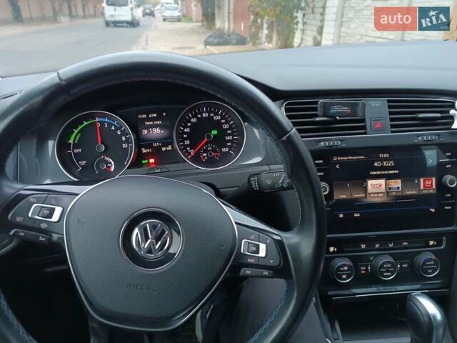 Серый Фольксваген e-Golf, объемом двигателя 0 л и пробегом 40 тыс. км за 15800 $, фото 9 на Automoto.ua