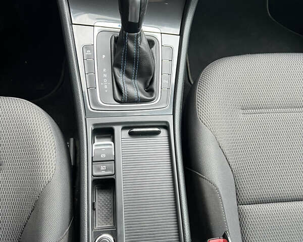 Серый Фольксваген e-Golf, объемом двигателя 0 л и пробегом 49 тыс. км за 14700 $, фото 34 на Automoto.ua
