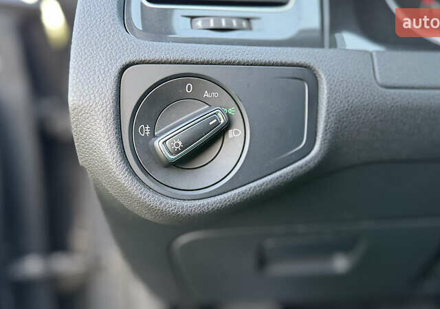 Серый Фольксваген e-Golf, объемом двигателя 0 л и пробегом 46 тыс. км за 15000 $, фото 18 на Automoto.ua