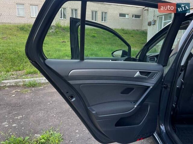 Серый Фольксваген e-Golf, объемом двигателя 0 л и пробегом 62 тыс. км за 14300 $, фото 28 на Automoto.ua