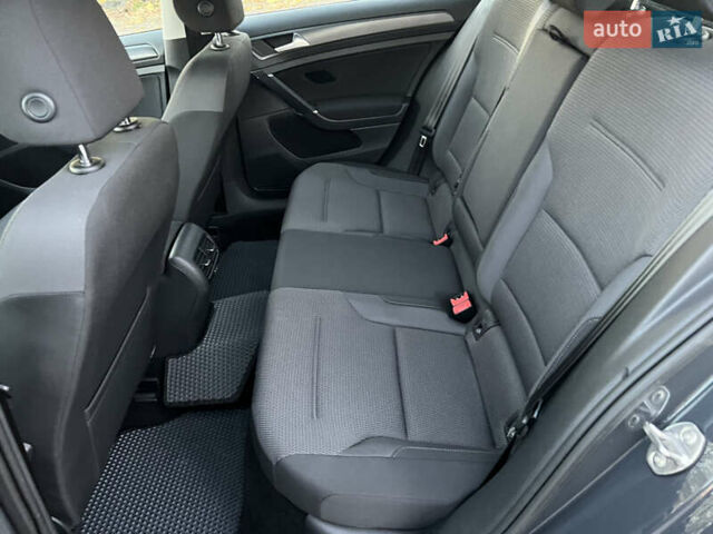 Серый Фольксваген e-Golf, объемом двигателя 0 л и пробегом 69 тыс. км за 12950 $, фото 29 на Automoto.ua