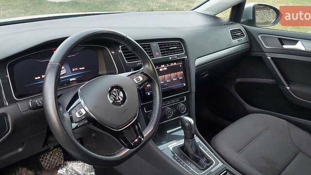 Серый Фольксваген e-Golf, объемом двигателя 0 л и пробегом 24 тыс. км за 16799 $, фото 38 на Automoto.ua