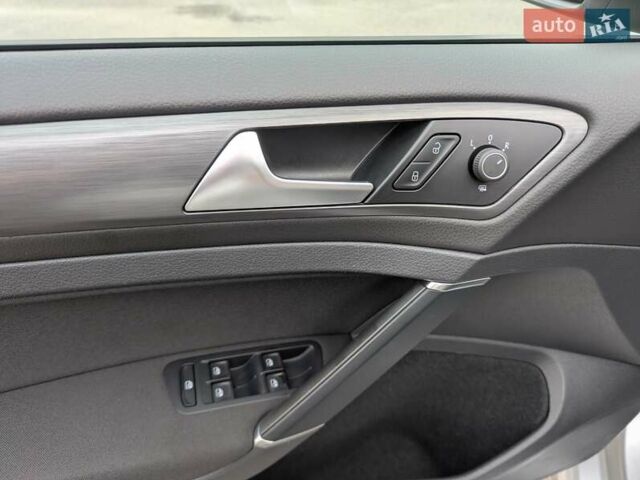 Серый Фольксваген e-Golf, объемом двигателя 0 л и пробегом 29 тыс. км за 14800 $, фото 14 на Automoto.ua