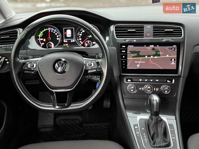 Серый Фольксваген e-Golf, объемом двигателя 0 л и пробегом 49 тыс. км за 14900 $, фото 8 на Automoto.ua