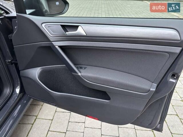 Серый Фольксваген e-Golf, объемом двигателя 0 л и пробегом 60 тыс. км за 16900 $, фото 50 на Automoto.ua