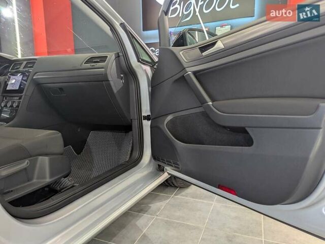 Серый Фольксваген e-Golf, объемом двигателя 0 л и пробегом 29 тыс. км за 14800 $, фото 42 на Automoto.ua