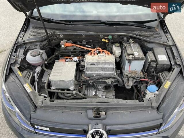 Серый Фольксваген e-Golf, объемом двигателя 0 л и пробегом 103 тыс. км за 13300 $, фото 38 на Automoto.ua