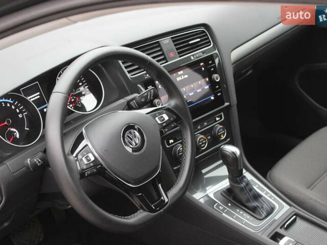Серый Фольксваген e-Golf, объемом двигателя 0 л и пробегом 65 тыс. км за 13999 $, фото 23 на Automoto.ua
