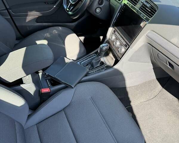 Серый Фольксваген e-Golf, объемом двигателя 0 л и пробегом 34 тыс. км за 16900 $, фото 5 на Automoto.ua