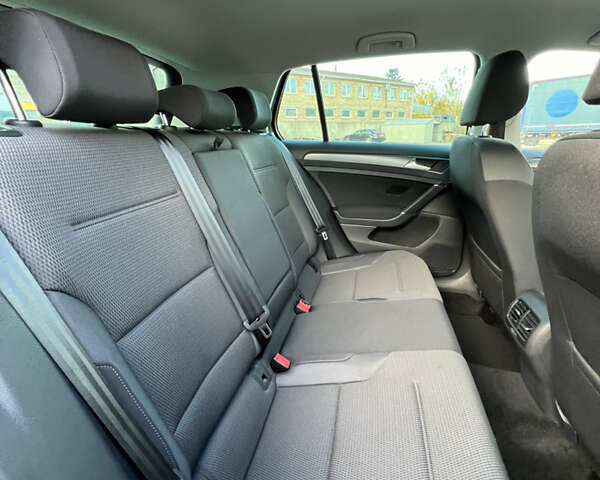 Серый Фольксваген e-Golf, объемом двигателя 0 л и пробегом 52 тыс. км за 16300 $, фото 20 на Automoto.ua