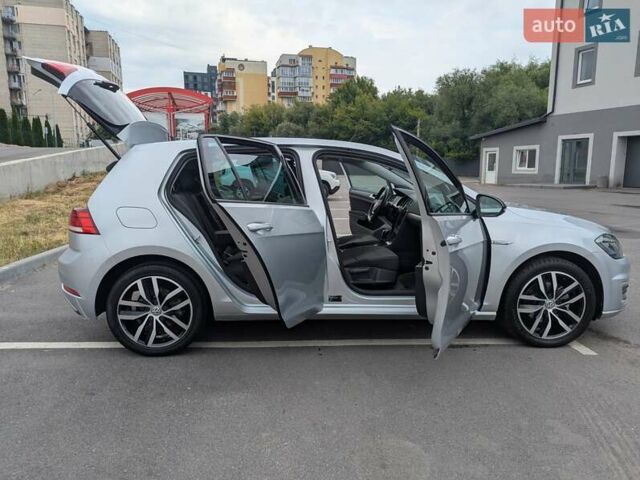 Серый Фольксваген e-Golf, объемом двигателя 0 л и пробегом 29 тыс. км за 14800 $, фото 64 на Automoto.ua