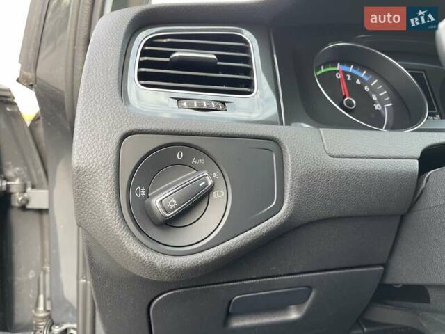 Серый Фольксваген e-Golf, объемом двигателя 0 л и пробегом 103 тыс. км за 13300 $, фото 26 на Automoto.ua