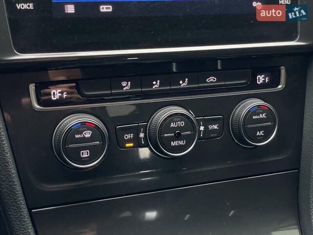 Серый Фольксваген e-Golf, объемом двигателя 0 л и пробегом 108 тыс. км за 13499 $, фото 47 на Automoto.ua