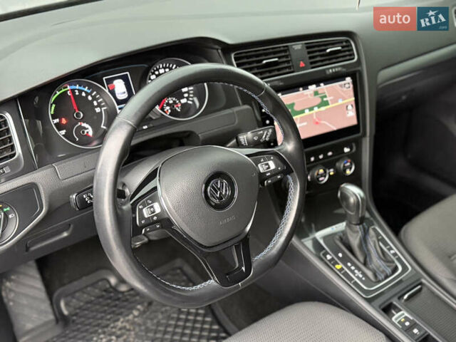 Серый Фольксваген e-Golf, объемом двигателя 0 л и пробегом 49 тыс. км за 14900 $, фото 11 на Automoto.ua