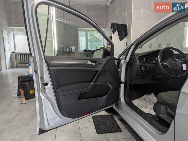 Серый Фольксваген e-Golf, объемом двигателя 0 л и пробегом 29 тыс. км за 14800 $, фото 13 на Automoto.ua