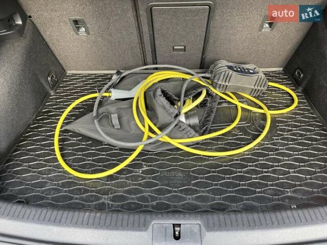 Серый Фольксваген e-Golf, объемом двигателя 0 л и пробегом 103 тыс. км за 13300 $, фото 20 на Automoto.ua