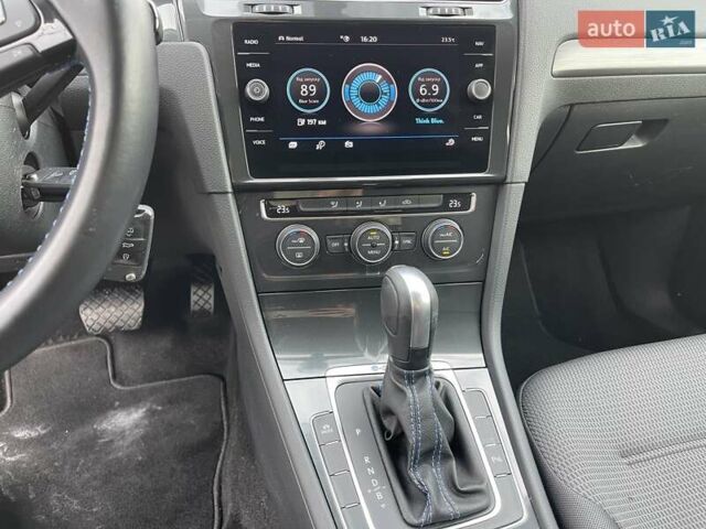 Серый Фольксваген e-Golf, объемом двигателя 0 л и пробегом 103 тыс. км за 13300 $, фото 25 на Automoto.ua