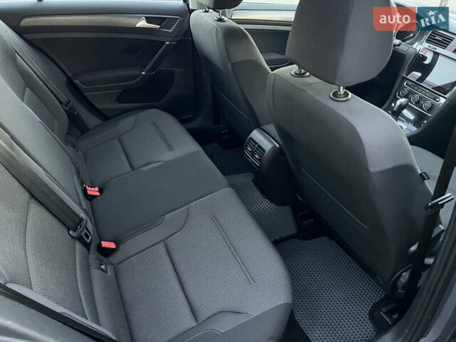 Серый Фольксваген e-Golf, объемом двигателя 0 л и пробегом 69 тыс. км за 12950 $, фото 35 на Automoto.ua