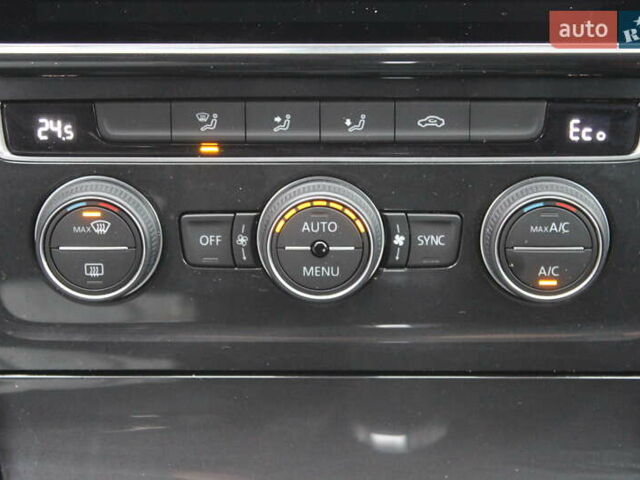 Серый Фольксваген e-Golf, объемом двигателя 0 л и пробегом 65 тыс. км за 13999 $, фото 36 на Automoto.ua